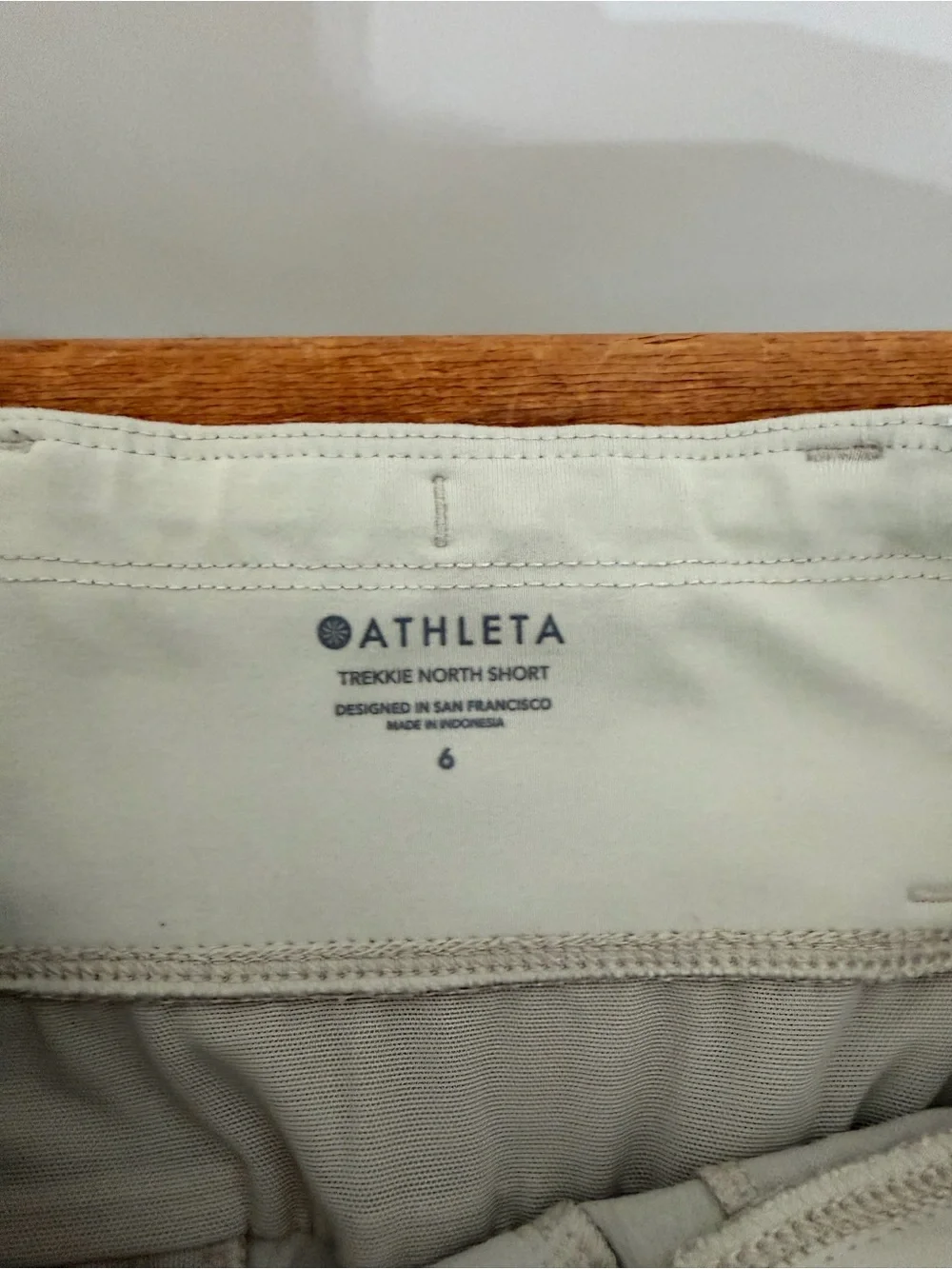 Athleta Trekkie North 3.5” Shorts Khaki Zip Pockets Pull On Granola Women’s 6
